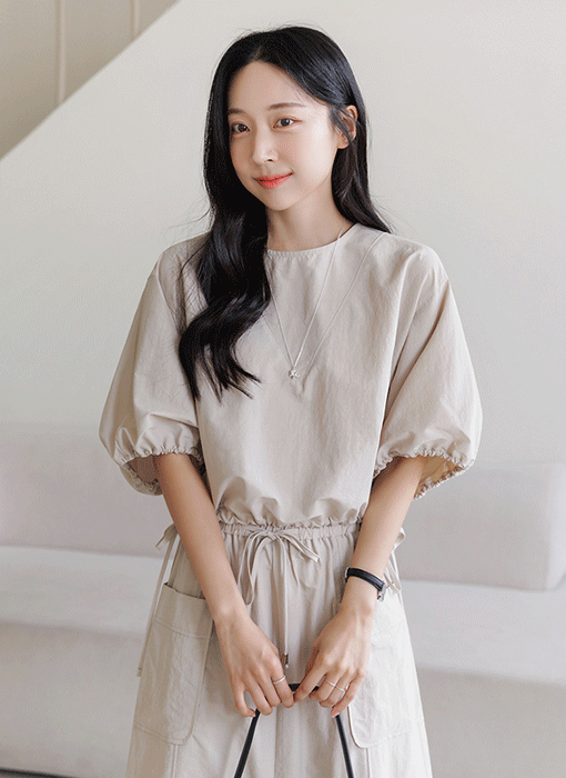 [Theonme] 델라 볼륨 퍼프소매 셔링 스트링 탄탄 나일론 블라우스