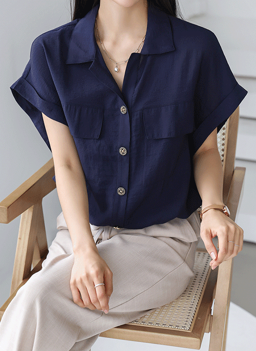 [Theonme] 페로드 브이 카라 볼드버튼 롤업 캡소매 블라우스