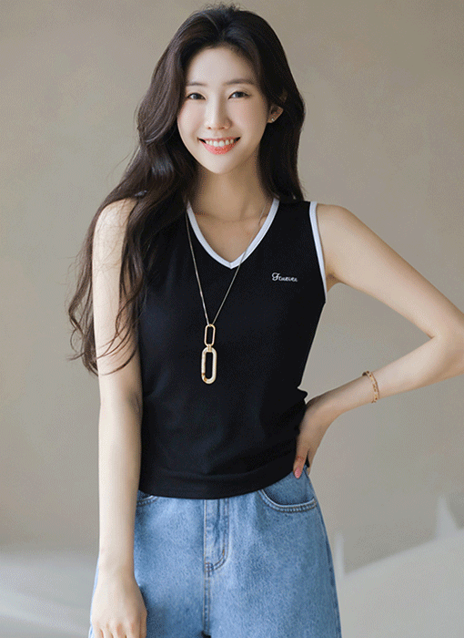 제레미 라인 배색 레터링 자수 포인트 브이넥 나시 티셔츠