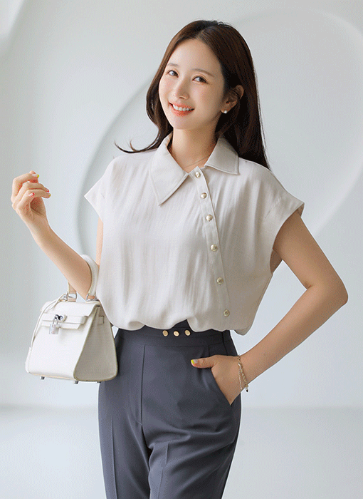 슬리엔 사선 골드 버튼 플레트 언발란스 카라 롱 블라우스