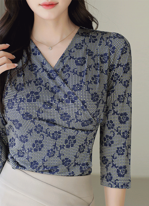 [LouisAngel] 플라워바인 슬림 실루엣 셔링 랩 블라우스 티