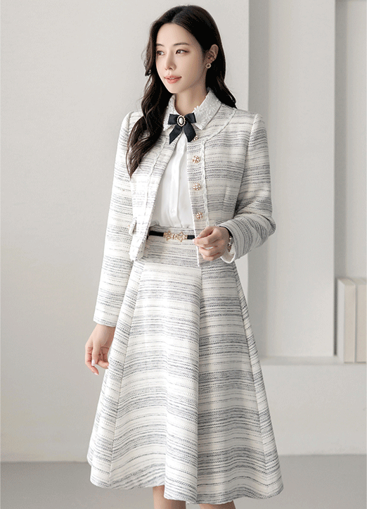 렐시아 스트라이프 텍스쳐 트위드 세미 크롭 노카라 자켓