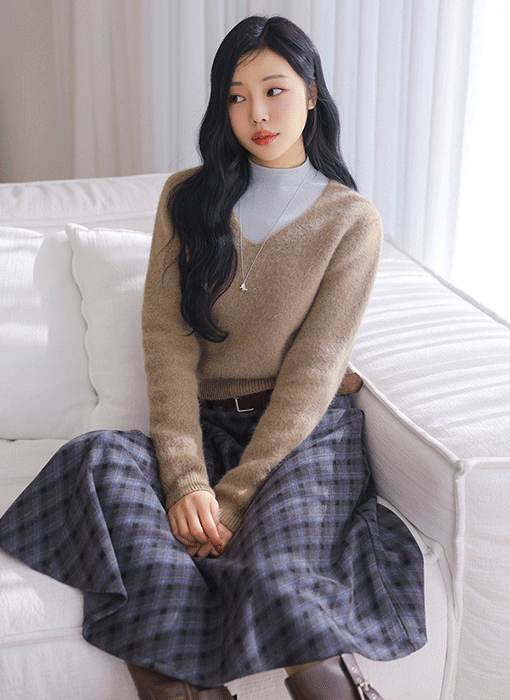 [Theonme] 도이프 래빗 퍼 앙고라 팬던트 브이넥 니트