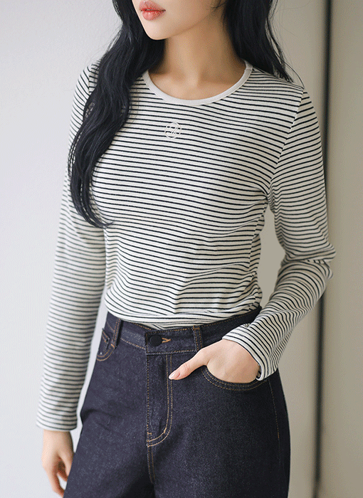 [Theonme] 엘라비 로고 자수 스트라이프 슬림 라운드 티셔츠