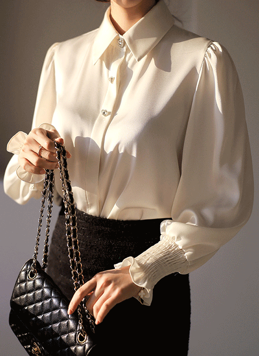 케딜라 쥬얼 하트 버튼 소매 스모킹 셔링 퍼프 새틴 블라우스