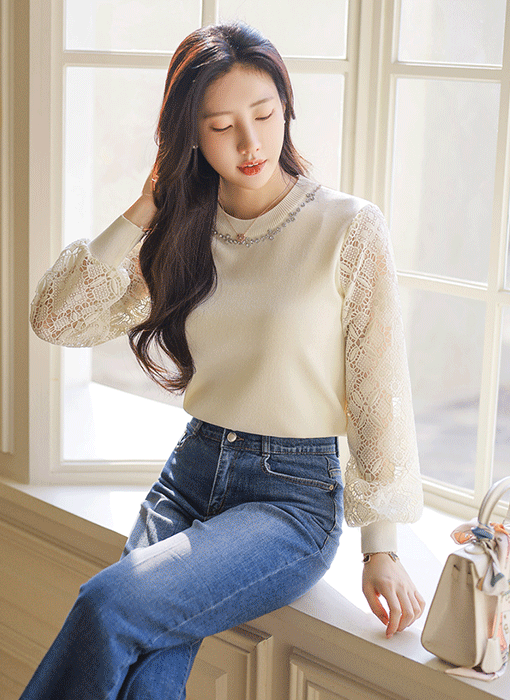 젠디아 소매 이중 레이스 배색 쥬얼 넥 니트 블라우스