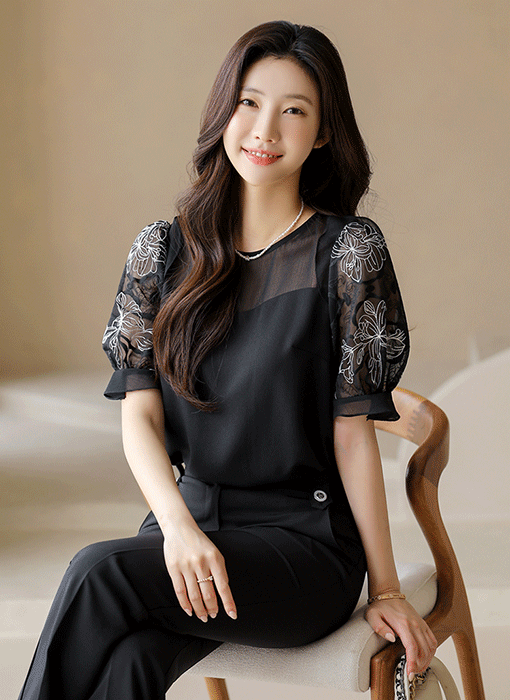 [LouisAngel] 블레크 배색 자수 프릴 퍼프소매 시스루넥 블라우스